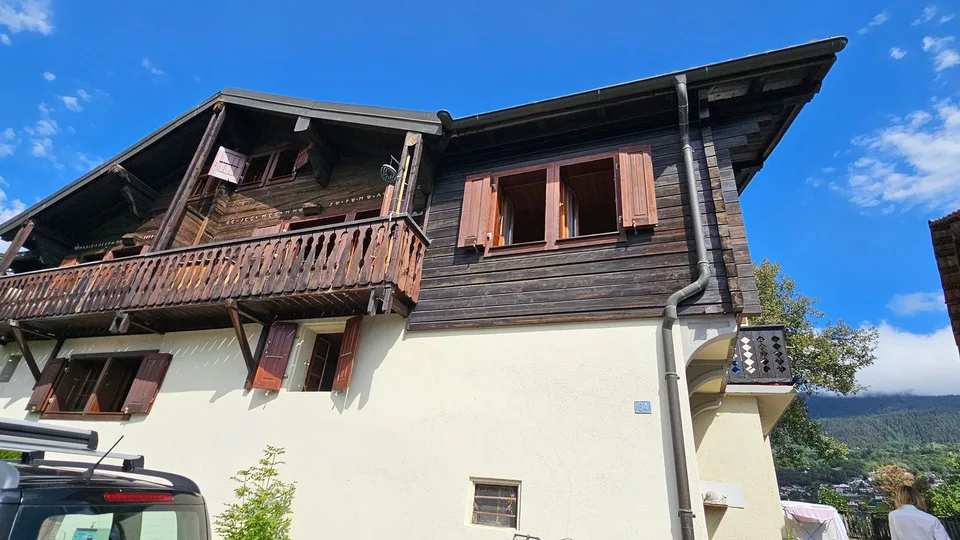 Maison de village de plusieurs appartements et annexes