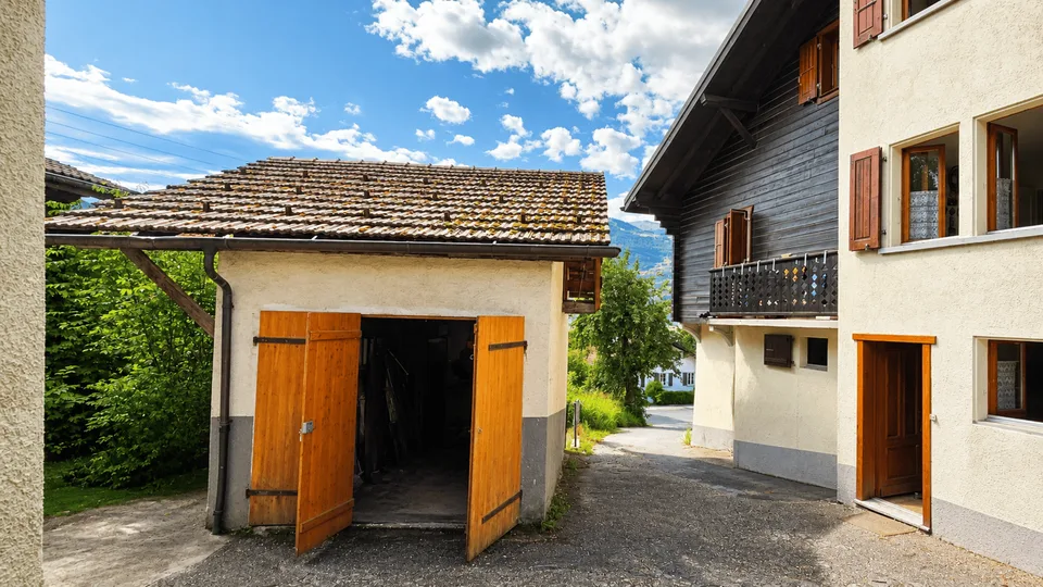 Maison de village de plusieurs appartements et annexes