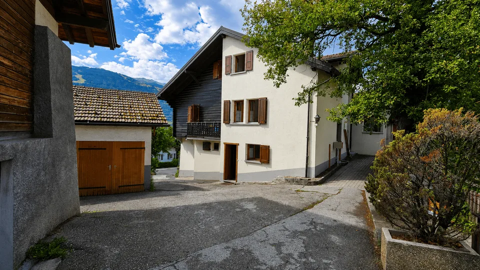 Maison de village de plusieurs appartements et annexes