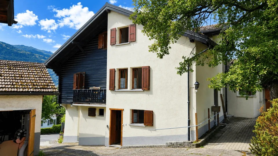 Maison de village de plusieurs appartements et annexes