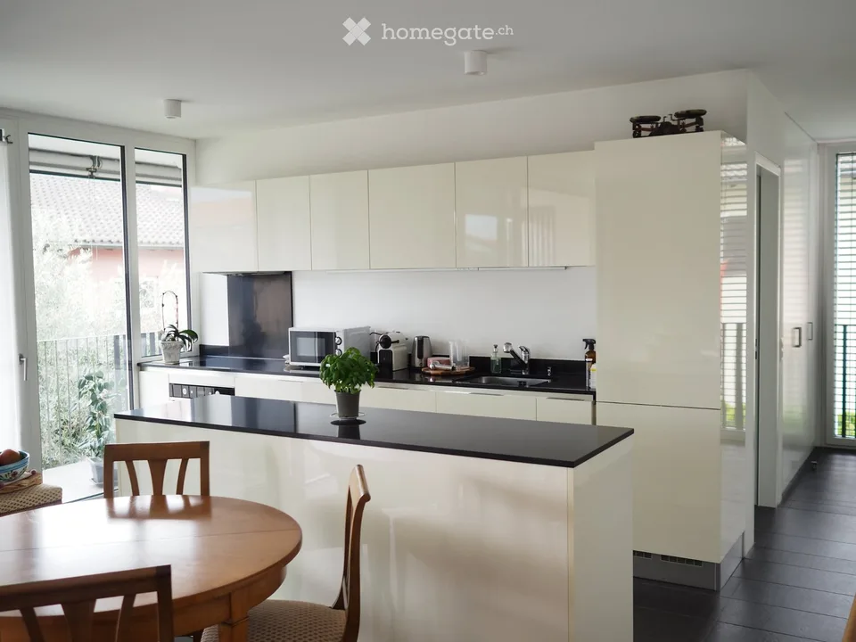 Helles und ruhiges 3.5-Zimmer-Apartment in Losone mit Balkon