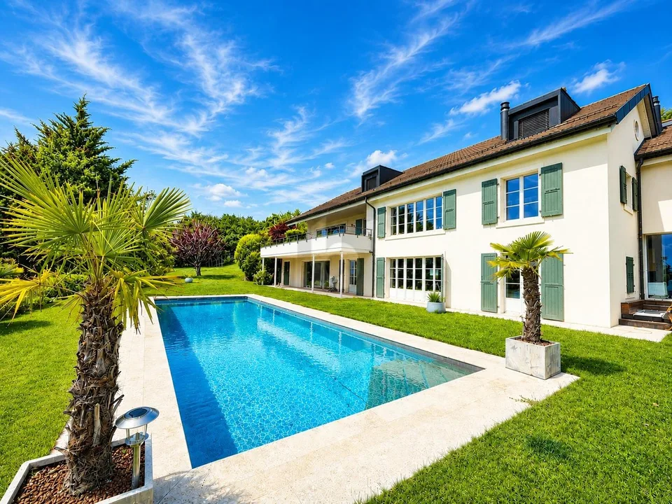 SPLENDID WITH PANORAMIC VIEW OF THE LAKE