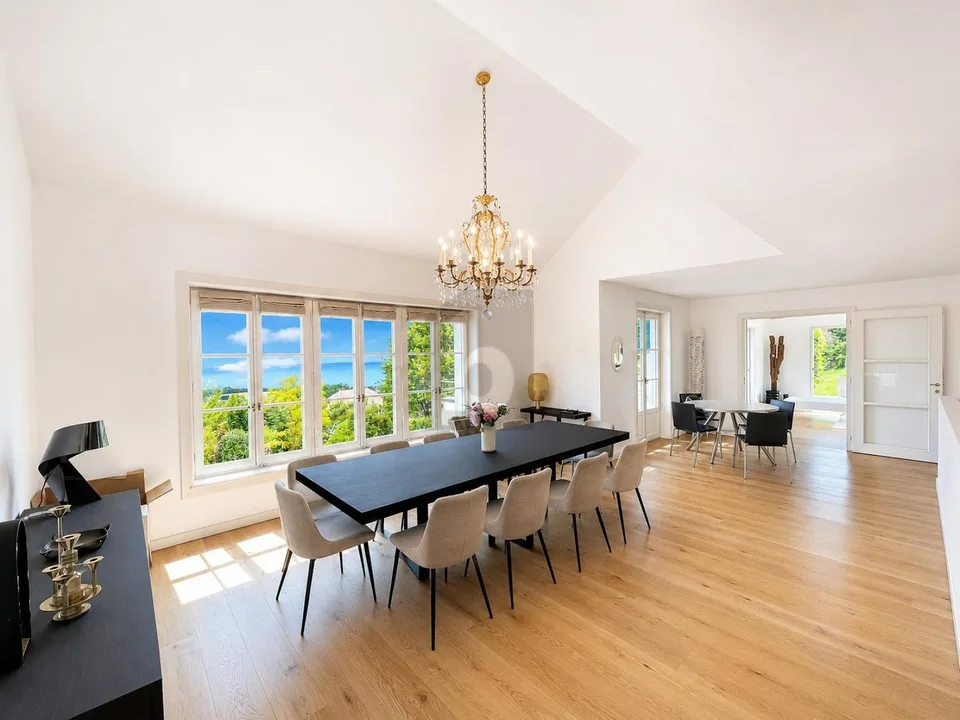 SPLENDID WITH PANORAMIC VIEW OF THE LAKE