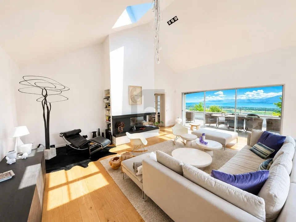 SPLENDID WITH PANORAMIC VIEW OF THE LAKE