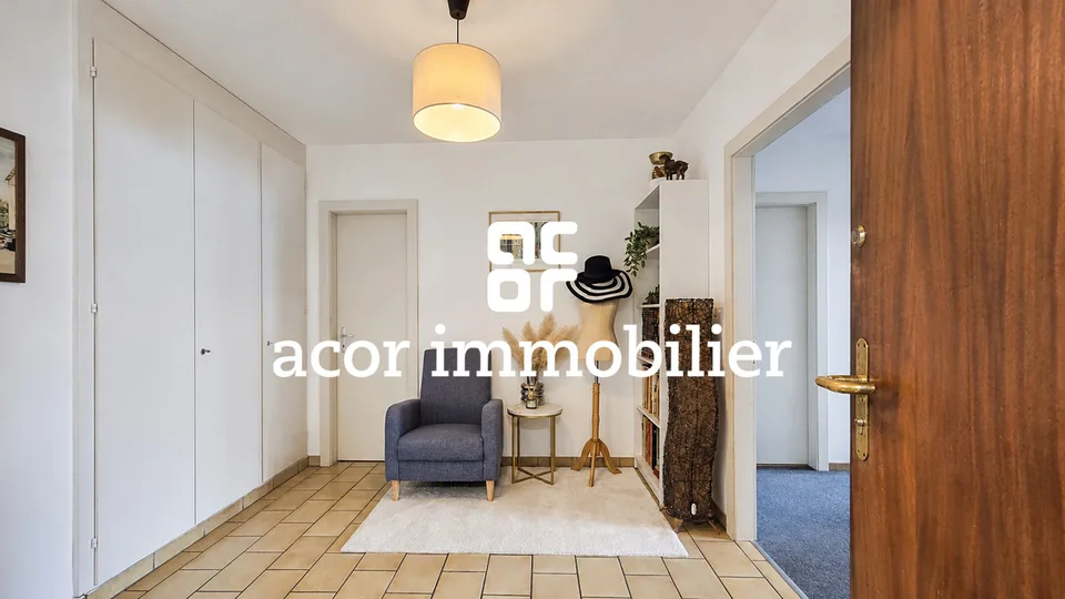 4.5 Room Apartment - Ideally Located!