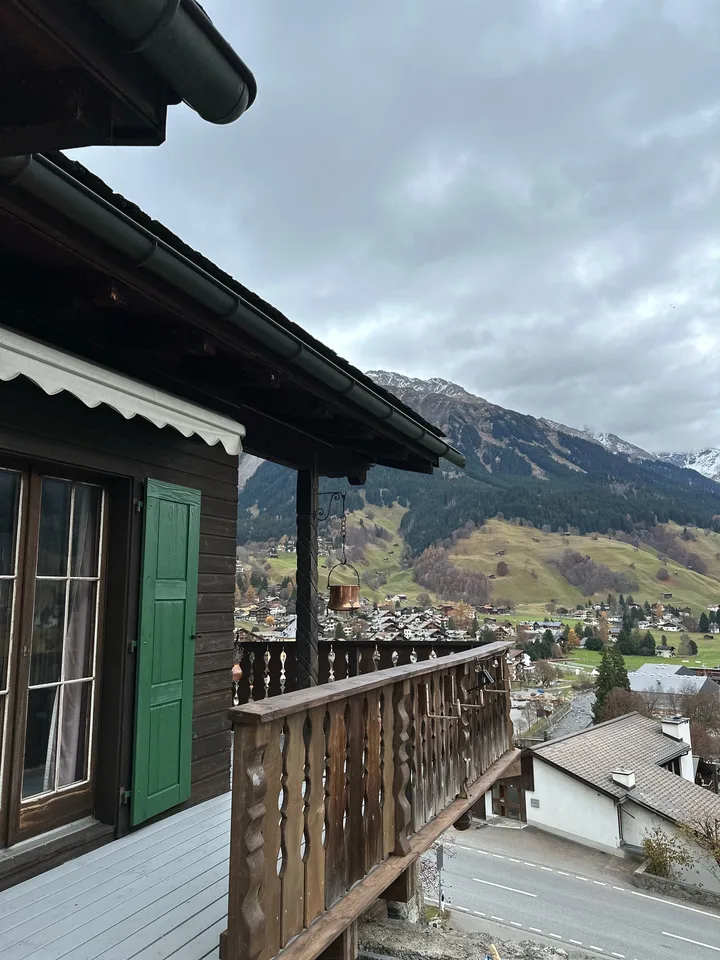 Charmantes 6-Zimmer-Chalet in ruhiger Lage von Klosters-Serneus
