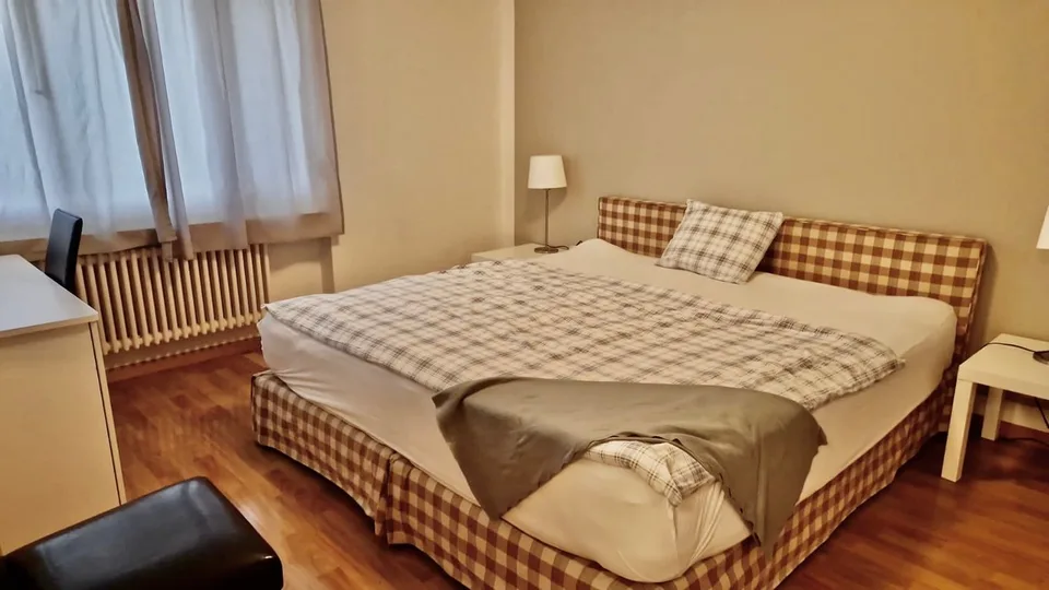 Belle chambre double dans un appartement d'affaires partagé avec terrasse ou jardin