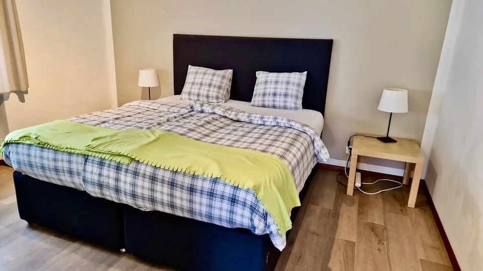 Beautiful double room in a shared business apartment with terrace or garden