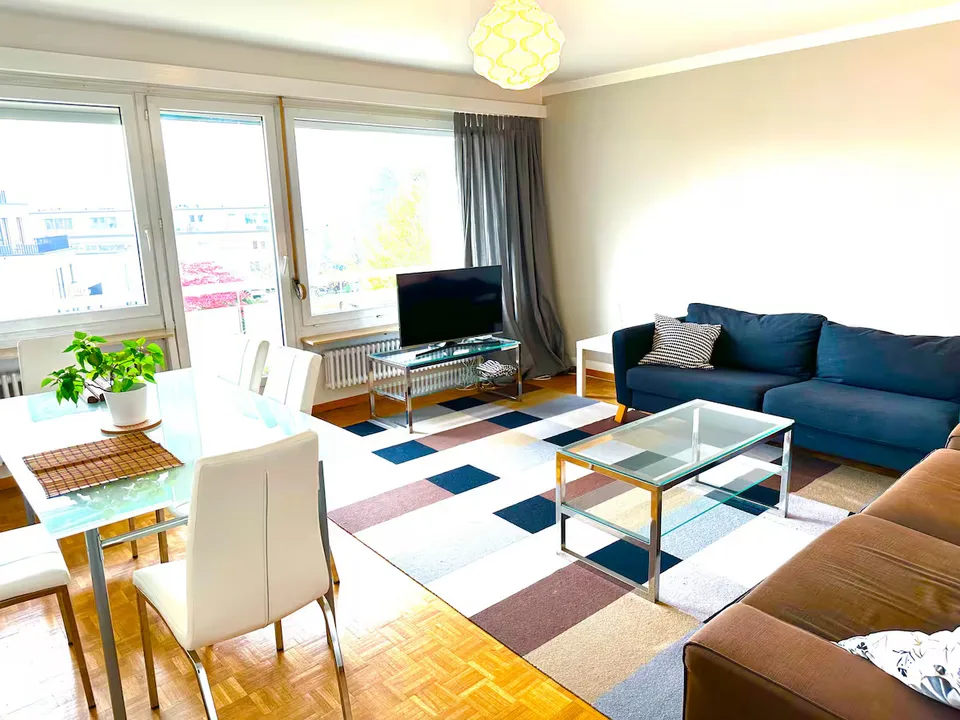 Belle chambre double dans un appartement d'affaires partagé avec terrasse ou jardin