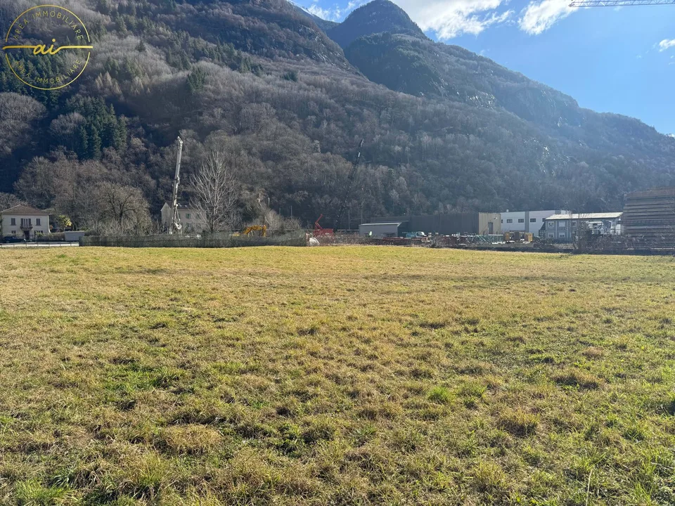 Terrain constructible au milieu du verdure à Osogna