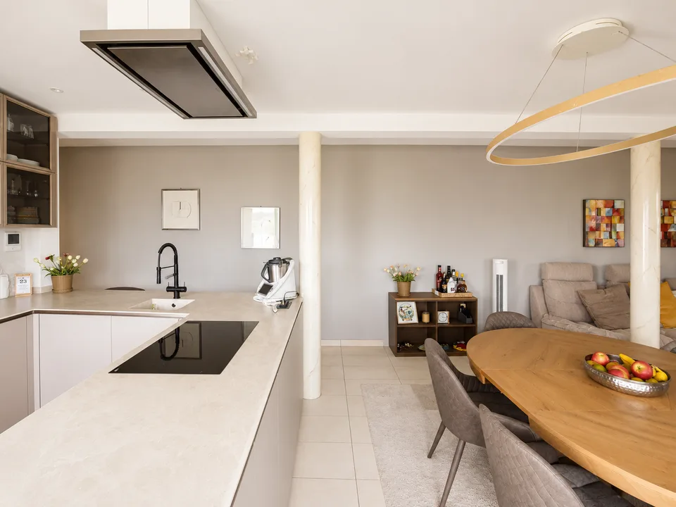 Helles Apartment mit Terrasse und 4.5 Zimmern in Agra – Panoramablick auf die Berge