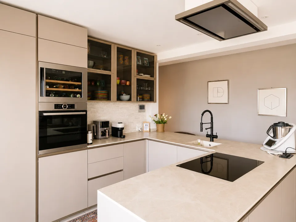 Helles Apartment mit Terrasse und 4.5 Zimmern in Agra – Panoramablick auf die Berge