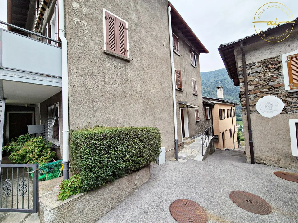 Maison plurifamiliale historique avec 3 appartements à Rivera