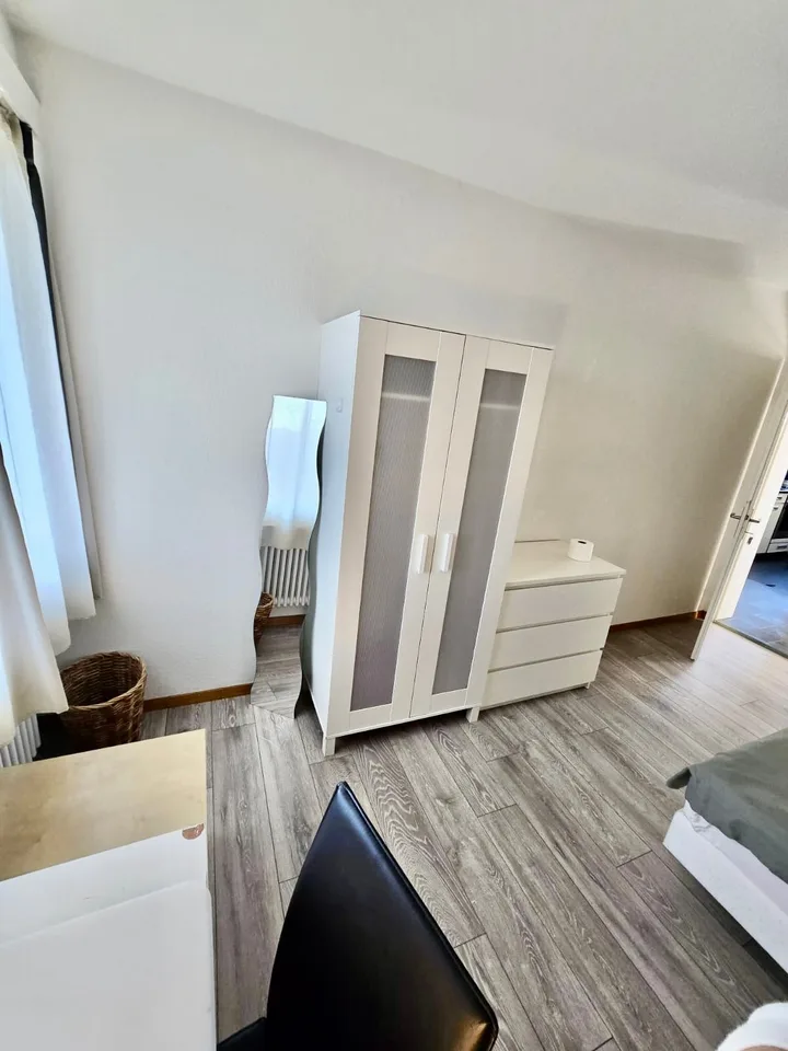 Chambre simple calme dans un appartement d'affaires partagé avec une grande terrasse et vue