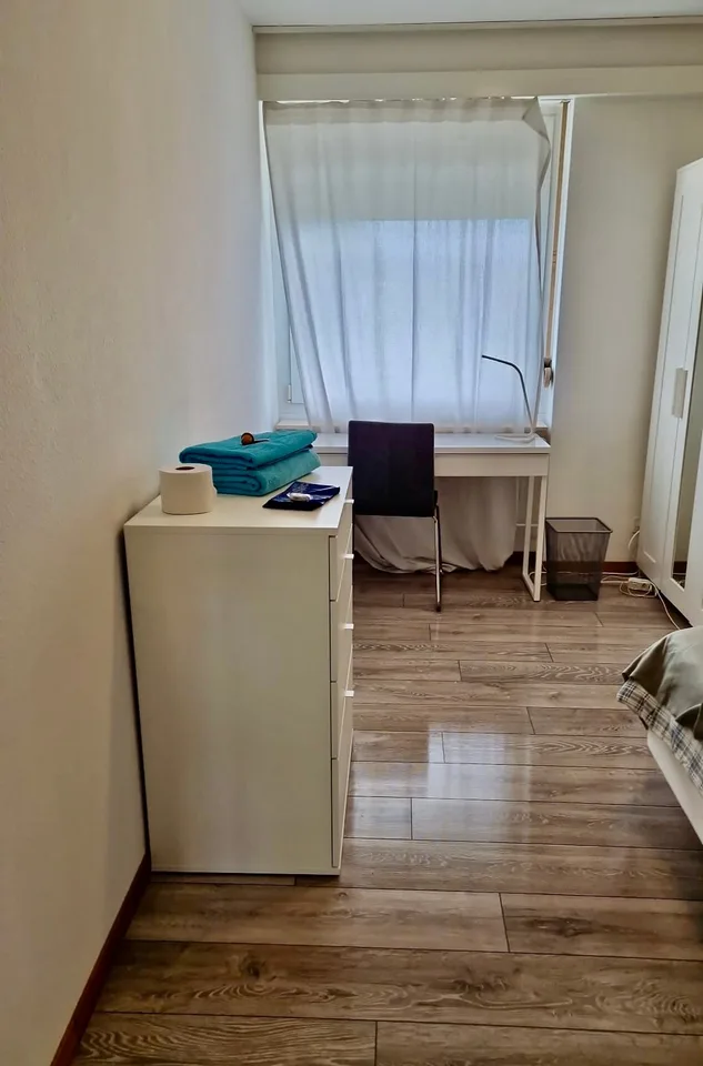Chambre simple calme dans un appartement d'affaires partagé avec une grande terrasse et vue