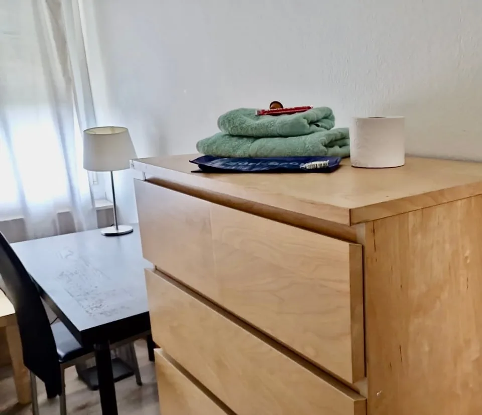 Ruhiges Einzelzimmer in einer gemeinsam genutzten Geschäftswohnung mit großer Terrasse und Aussicht – Foto 7 von 18