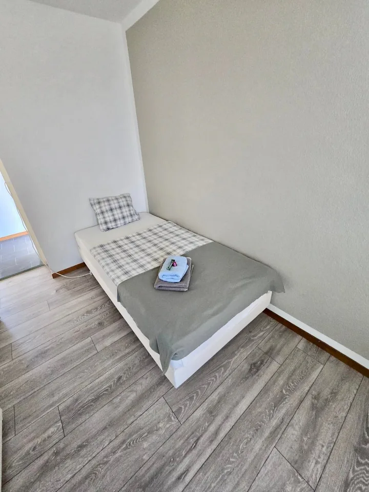 Quiet single room in a shared business apt with a large terrasse and view