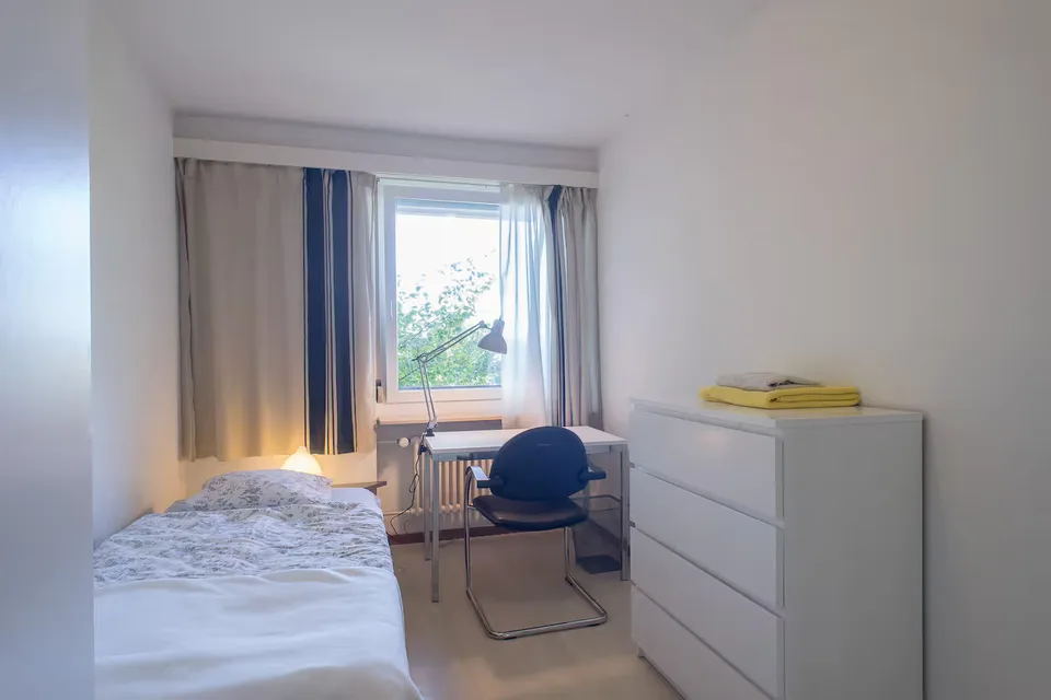 Ruhiges Einzelzimmer in einer gemeinsam genutzten Geschäftswohnung mit großer Terrasse und Aussicht – Foto 8 von 18
