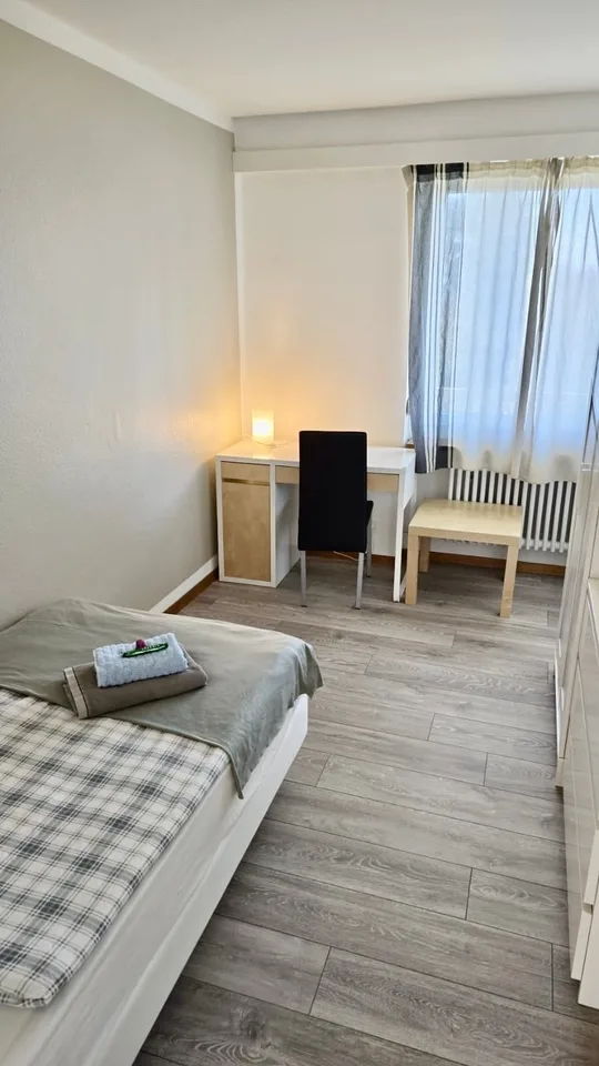 Chambre simple calme dans un appartement d'affaires partagé avec une grande terrasse et vue