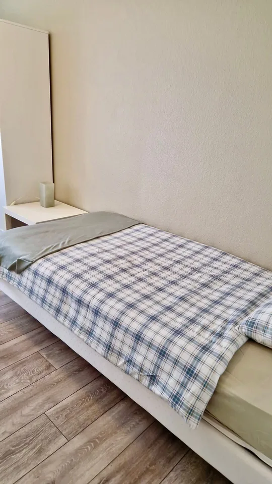 Chambre simple calme dans un appartement d'affaires partagé avec une grande terrasse et vue