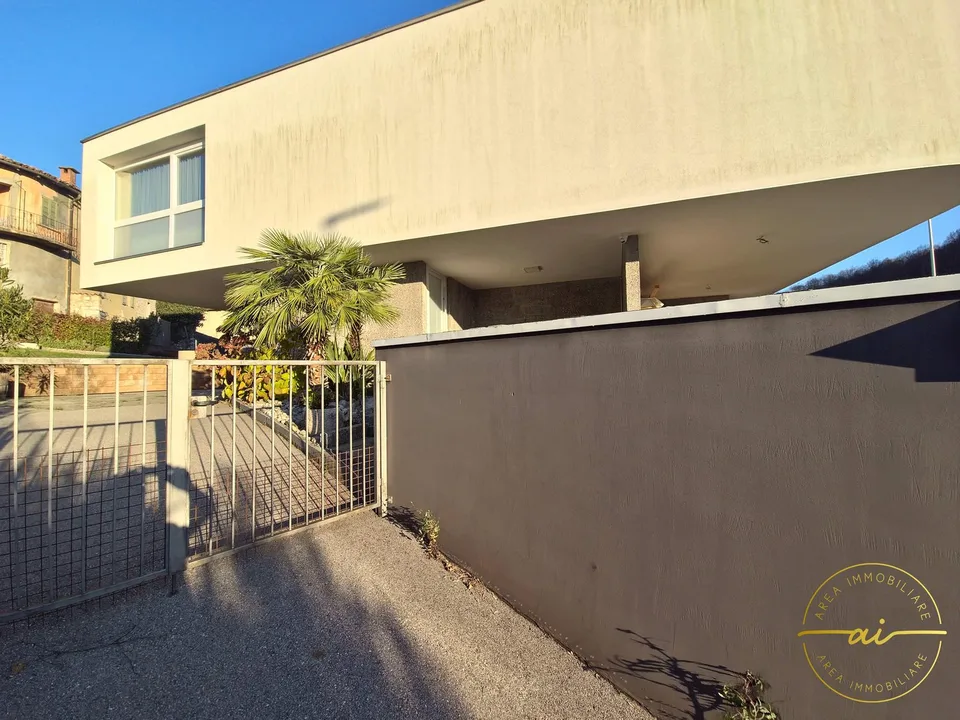 Maison indépendante de 5.5 pièces avec jardin et espaces commerciaux à Arzo