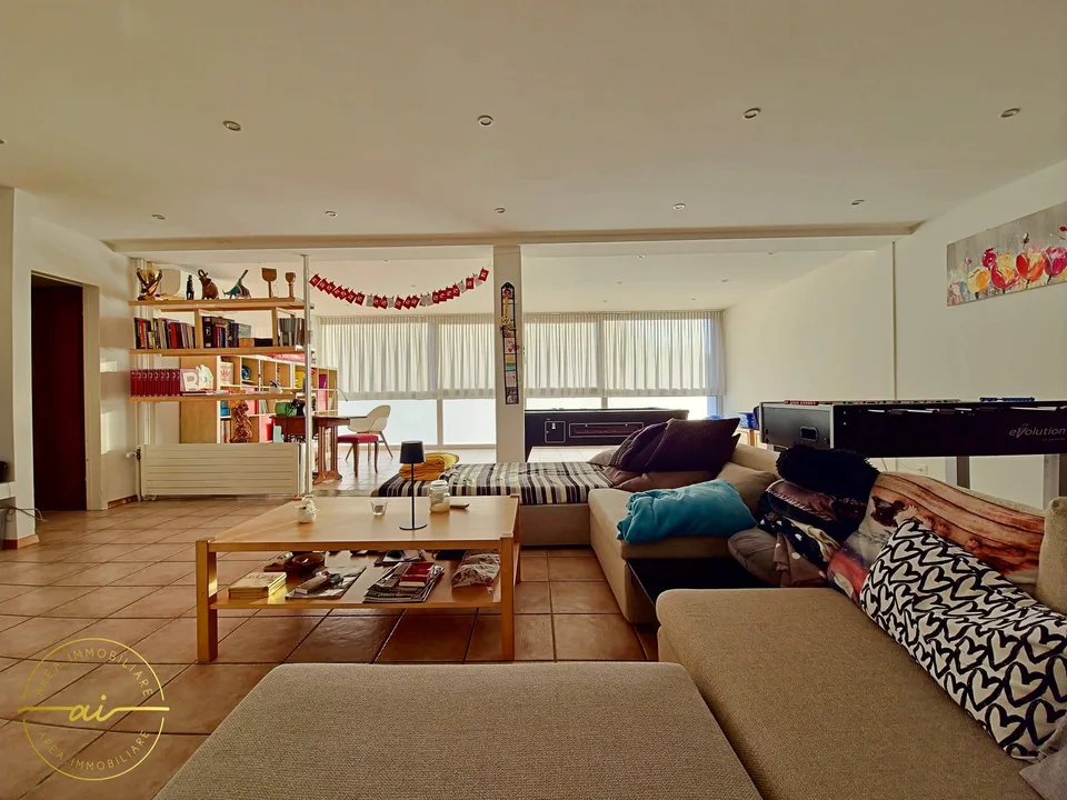 Maison indépendante de 5.5 pièces avec jardin et espaces commerciaux à Arzo