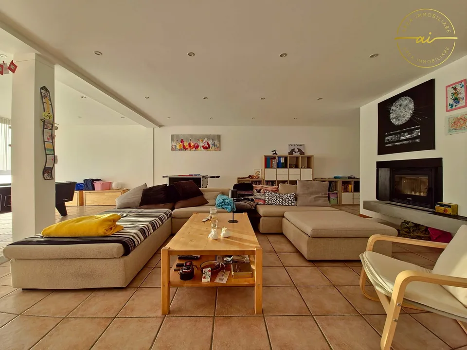 Maison indépendante de 5.5 pièces avec jardin et espaces commerciaux à Arzo