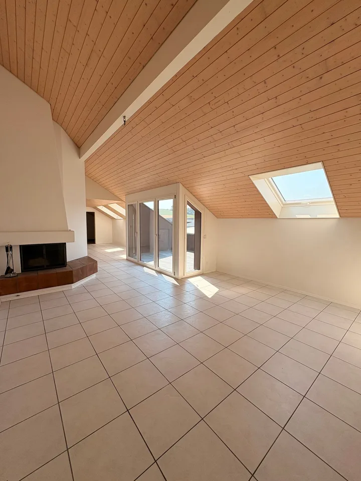 Wunderschöne preisgünstige Dachwohnung mit Cheminée, ruhig und doch zentral