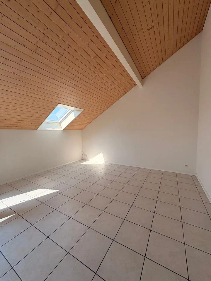 Wunderschöne preisgünstige Dachwohnung mit Cheminée, ruhig und doch zentral