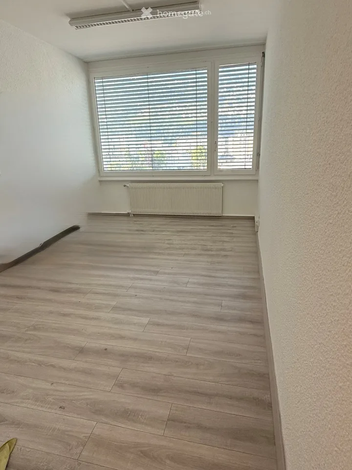 Bright office ideal opposite the train station in Sion – Avenue du France 8