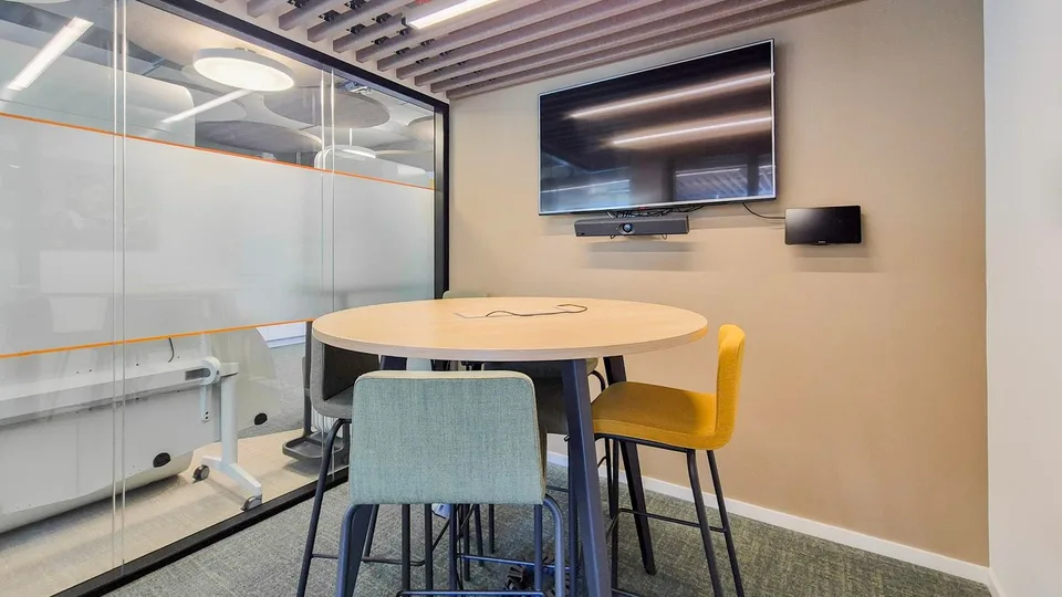 Modern office space of 285 m² – 28 equipped workstations