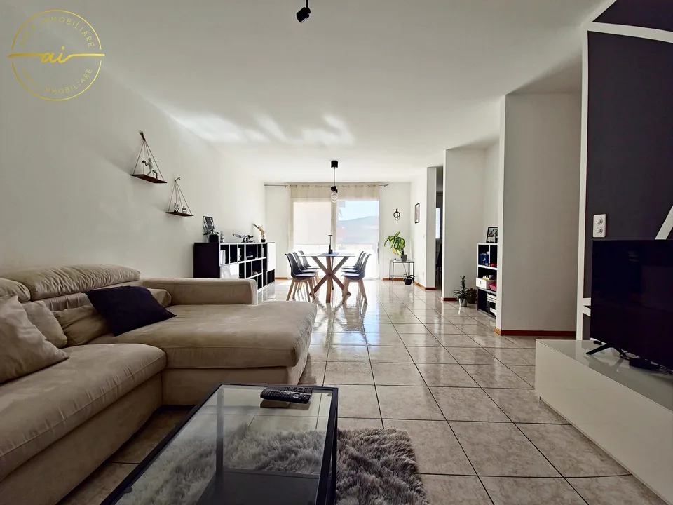 Geräumige und helle 4.5-Zimmer-Wohnung mit Balkon in Genestrerio