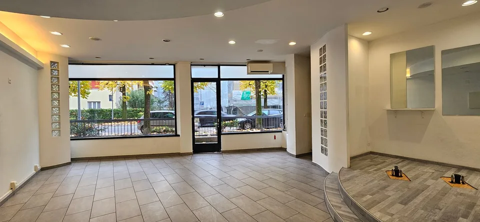Commercial space with window display in the center of Chiasso