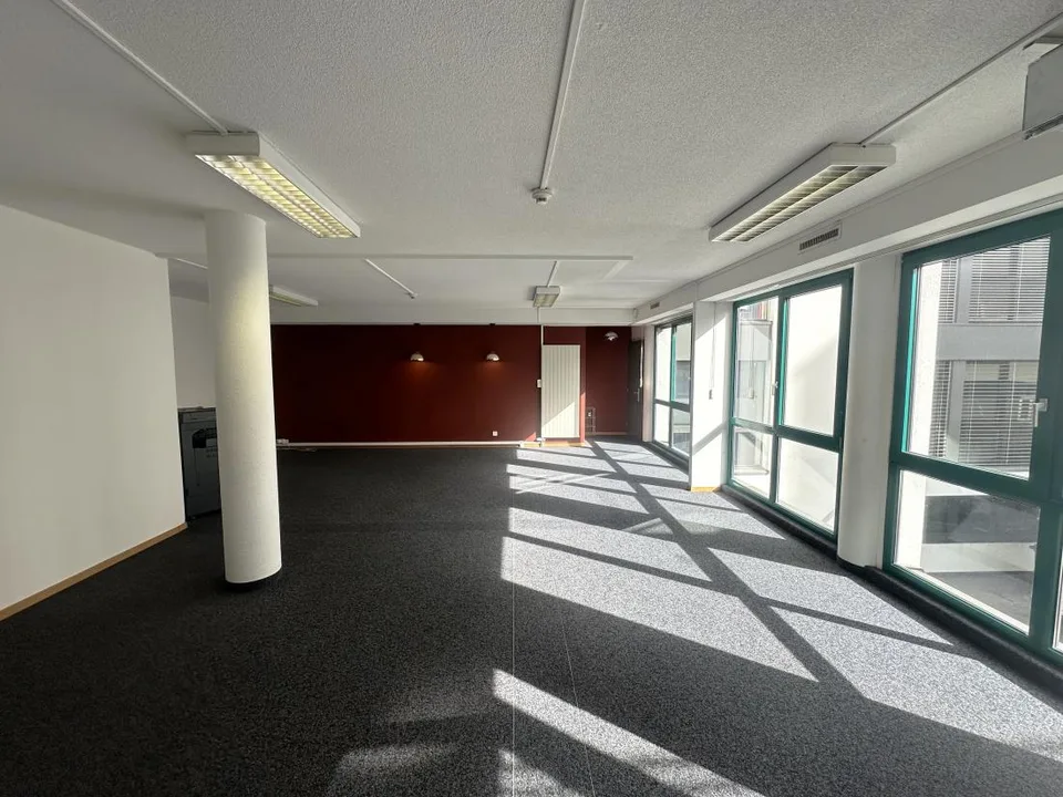 Crissier – Büro von 149 m² im Erdgeschoss, nahe dem Zentrum und den Autobahnanschlüssen