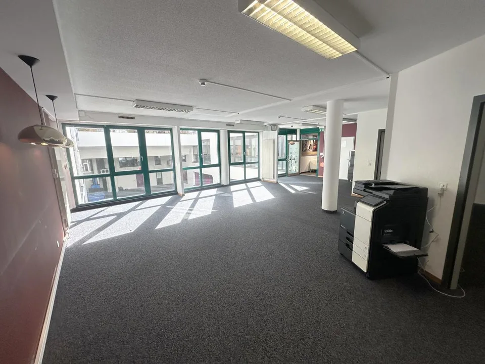 Crissier – Büro von 149 m² im Erdgeschoss, nahe dem Zentrum und den Autobahnanschlüssen