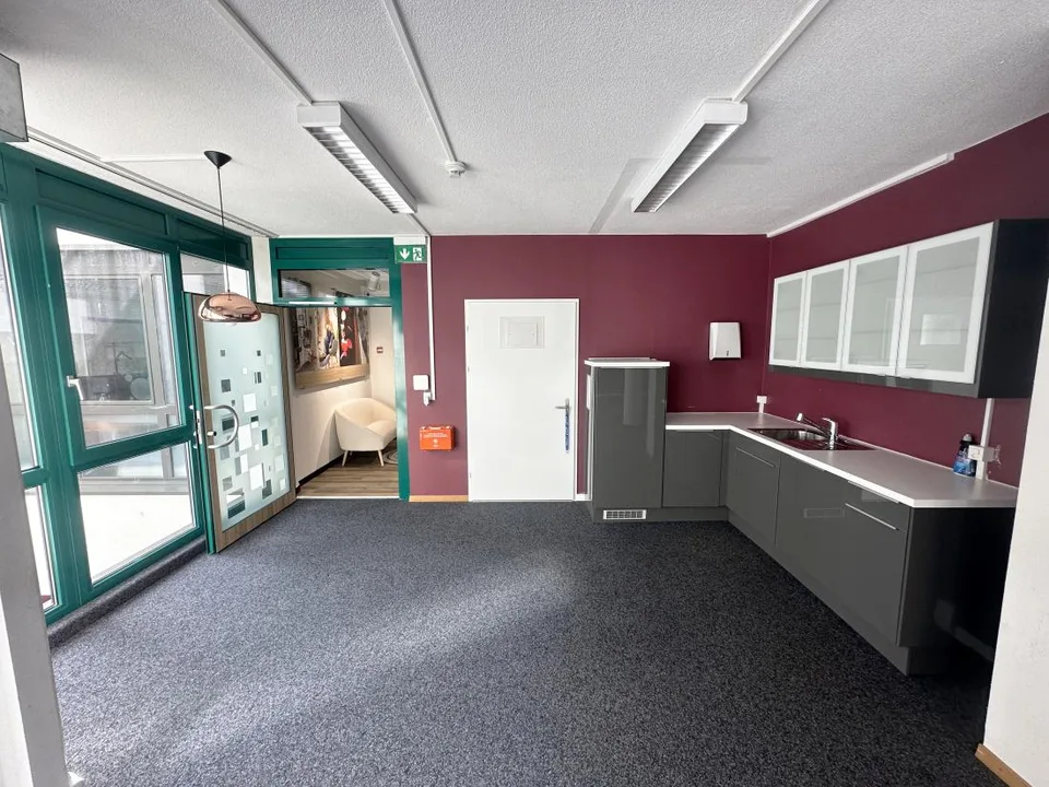 Crissier – Büro von 149 m² im Erdgeschoss, nahe dem Zentrum und den Autobahnanschlüssen