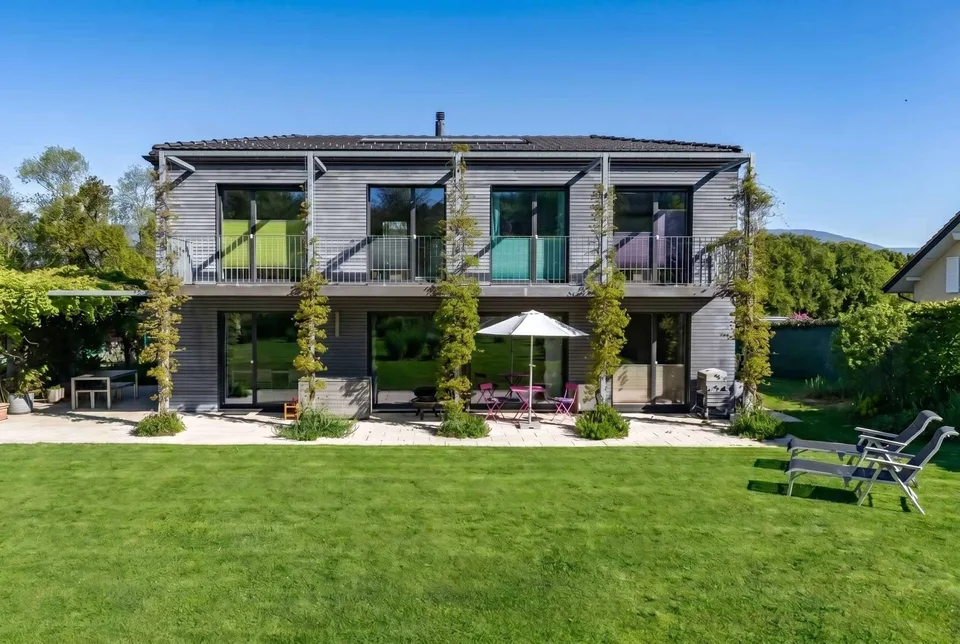 VILLA CONTEMPORAINE MINERGIE DANS UN ENVIRONNEMENT PRIVILÉGIÉ