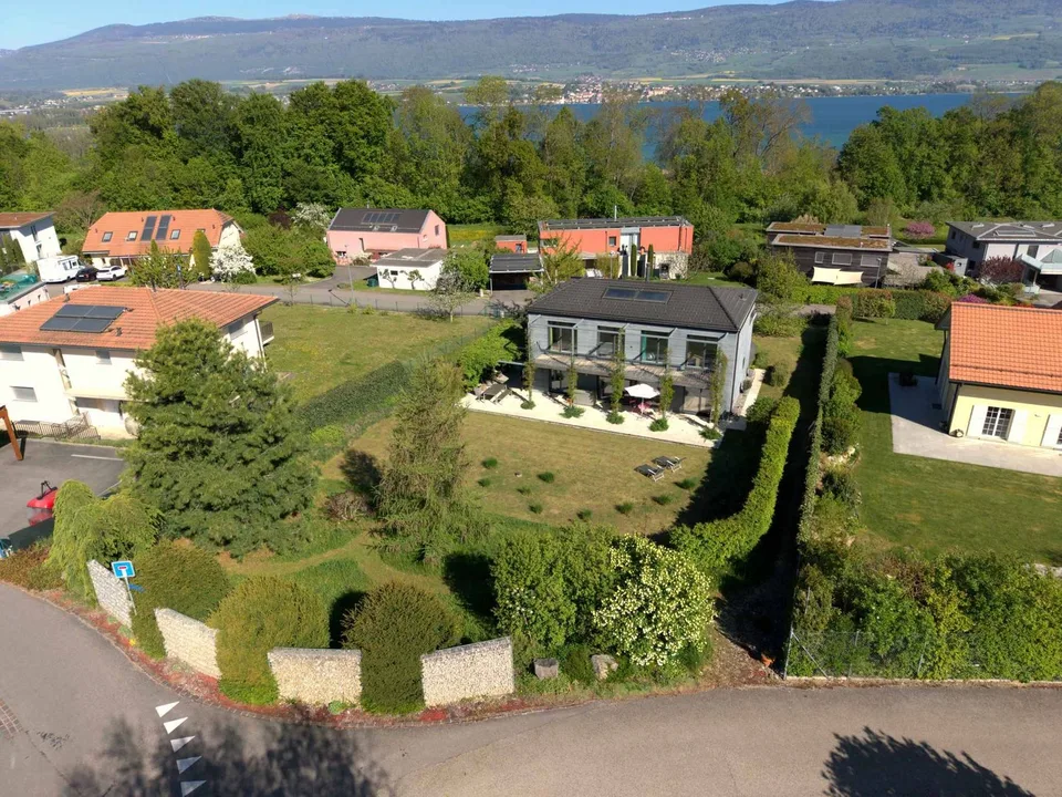 VILLA CONTEMPORAINE MINERGIE DANS UN ENVIRONNEMENT PRIVILÉGIÉ
