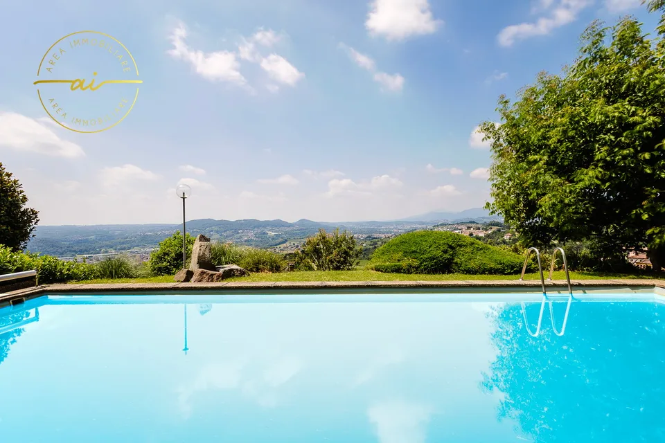 PRESTIGIOSA VILLA BIFAMILIARE CON PISCINA E AMPI SPAZI – OPPORTUNITÀ UNICA