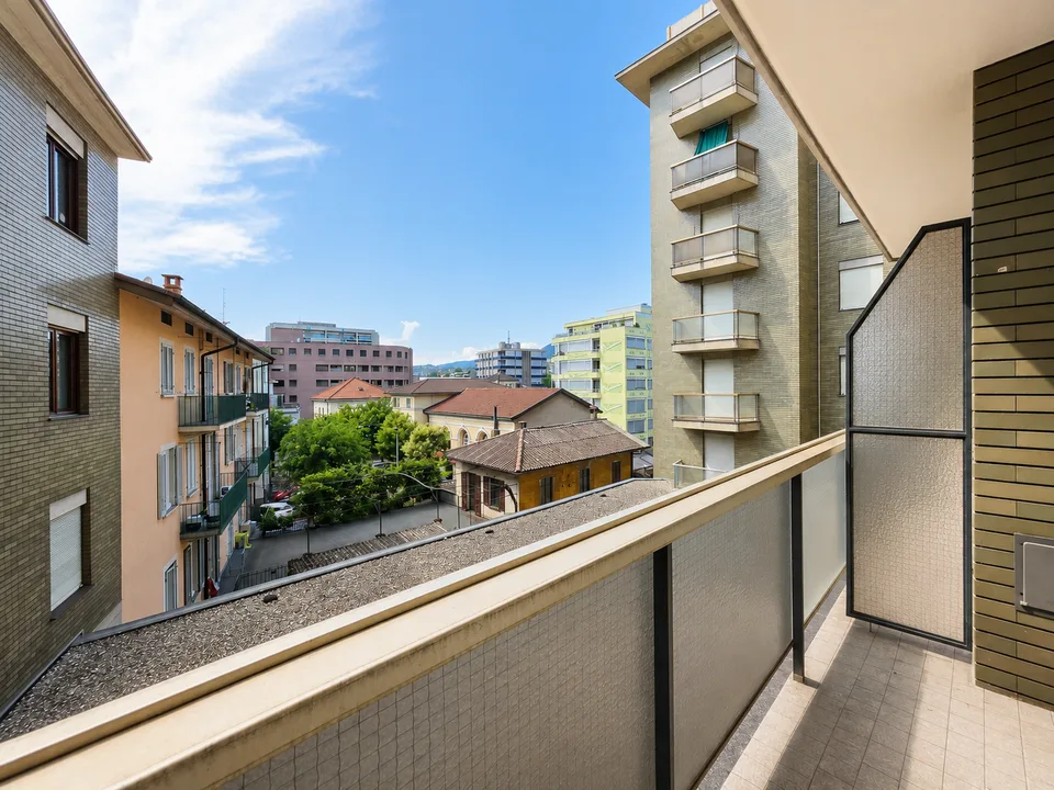 Chiasso: Affittasi rinnovato e luminoso appartamento 2.5 locali in posizione centrale