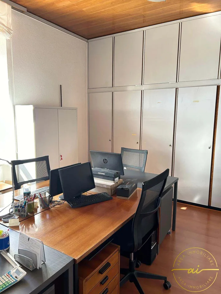Elegante Büros mit Mobiliar und inklusive Parkplätzen in Mendrisio