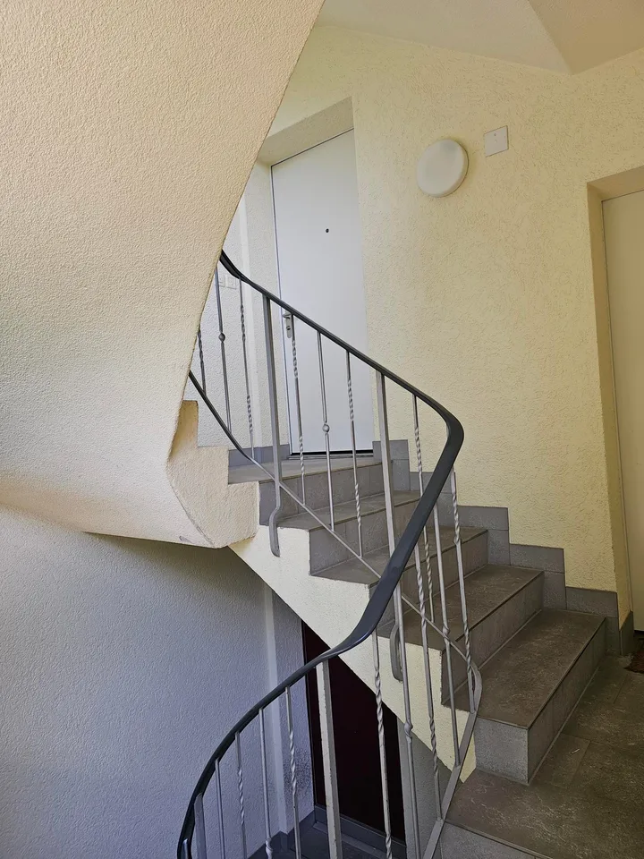 Befristet bis 30.09.2027 – Grosszügige 2.5-Zimmerwohnung mit Gartensitzplatz in Herrliberg