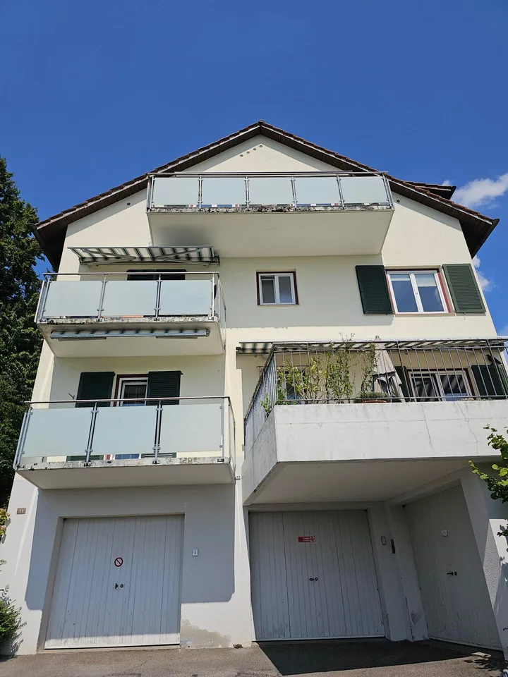 Befristet bis 30.09.2027 – Grosszügige 2.5-Zimmerwohnung mit Gartensitzplatz in Herrliberg