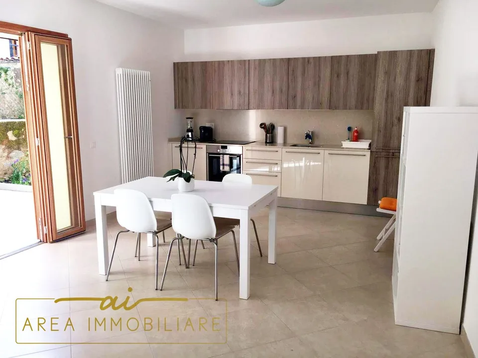 Geräumige und moderne 2.5-Zimmer-Wohnung mit privatem Hof