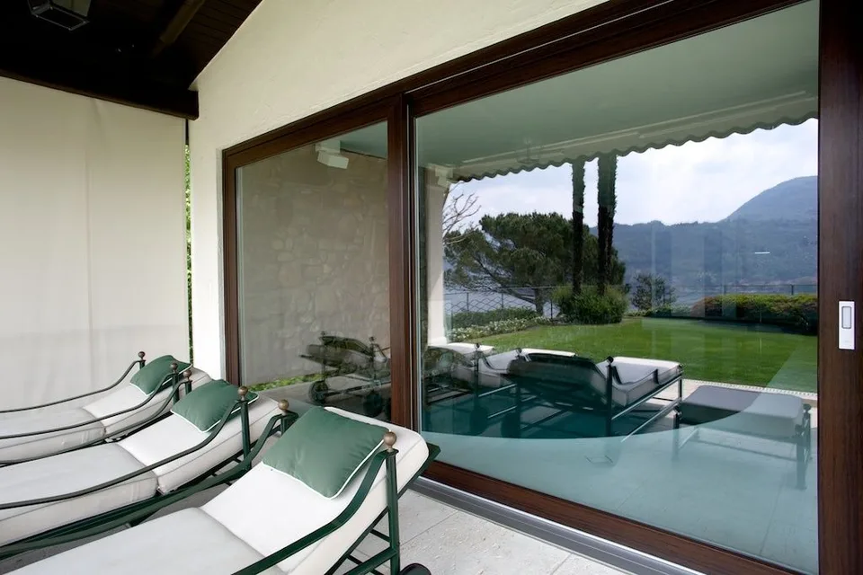 AFFASCINANTE VILLA CON PISCINA INTERNA E IMPAREGGIABILE VISTA LAGO