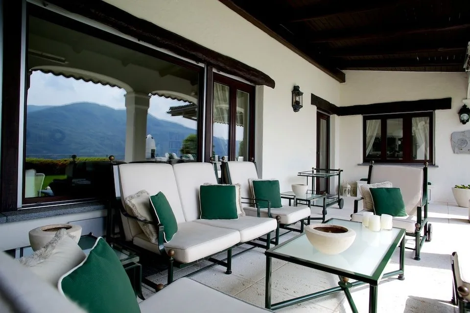 Faszinierende Villa mit Innenpool und unvergleichlichem Seeblick – Foto 6 von 11