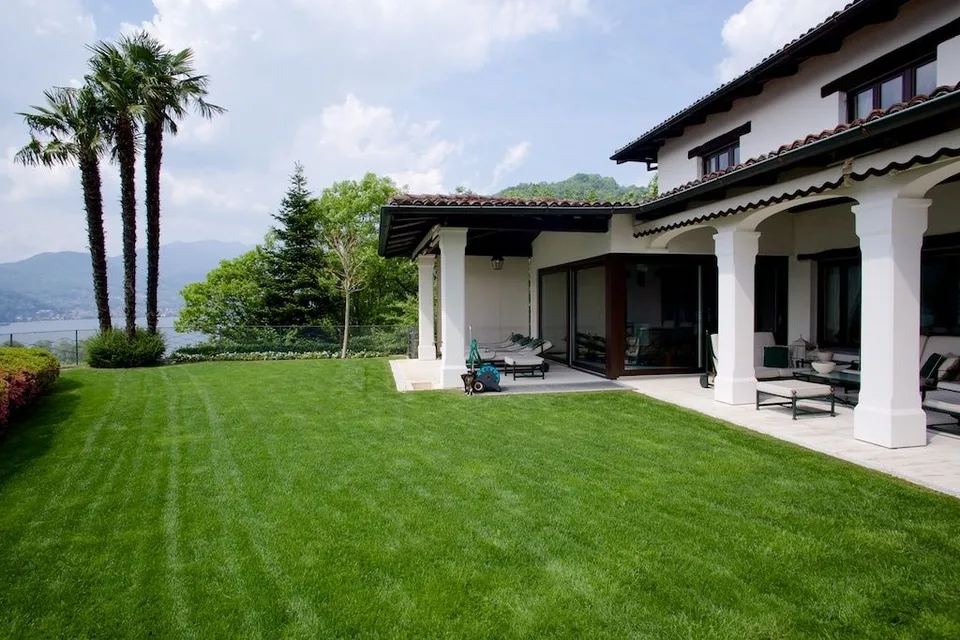AFFASCINANTE VILLA CON PISCINA INTERNA E IMPAREGGIABILE VISTA LAGO