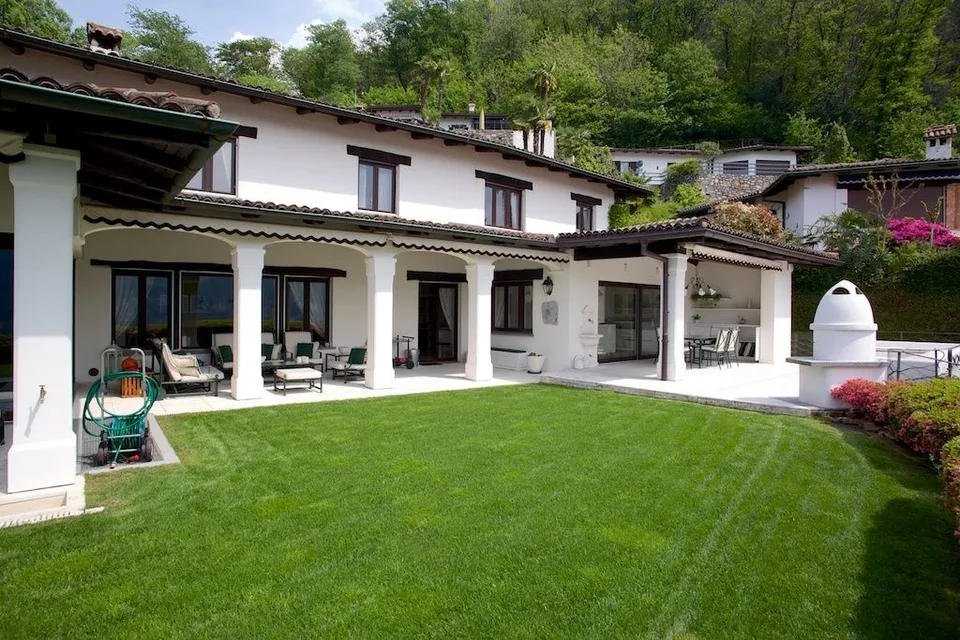 AFFASCINANTE VILLA CON PISCINA INTERNA E IMPAREGGIABILE VISTA LAGO