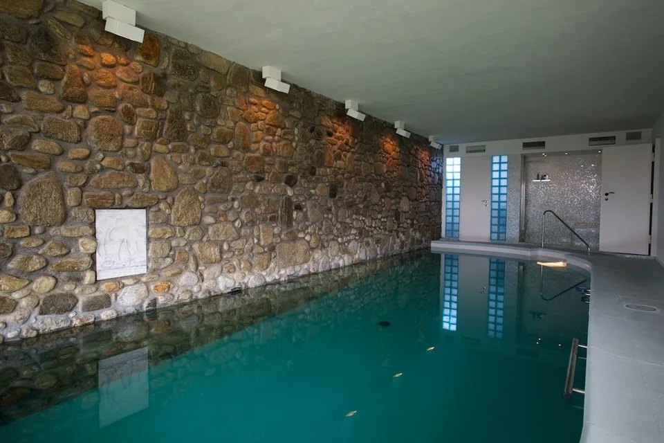 Faszinierende Villa mit Innenpool und unvergleichlichem Seeblick – Foto 11 von 11