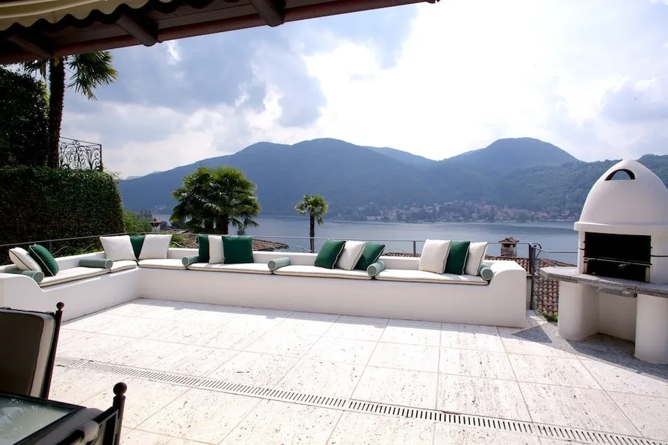 AFFASCINANTE VILLA CON PISCINA INTERNA E IMPAREGGIABILE VISTA LAGO